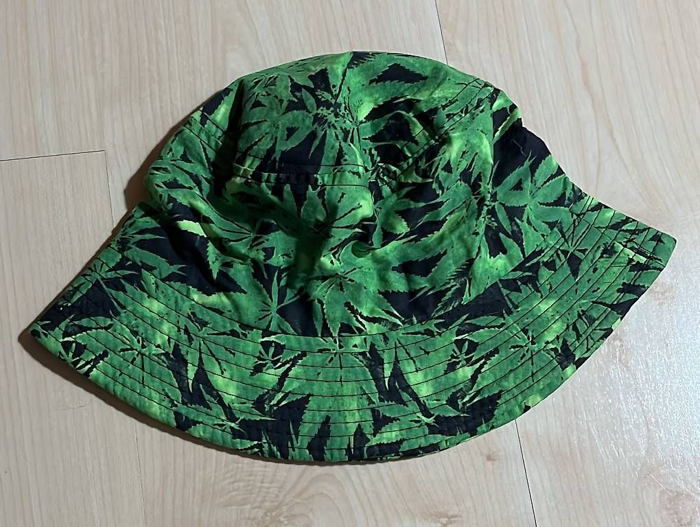 Copricapi, berretti & cappellini: Bob cannabis coton / Bucket Hat Cannabis Baumwolle – Usato da Soral venduto da Diiiiiiiane 2