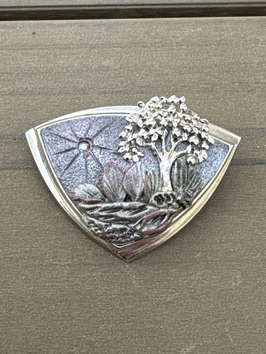 Spille & Fermagli: Brosche Landschaft Motiv mit Baum und Sonne 4.5x3cm – Usato da Basel venduto da Fischstabli