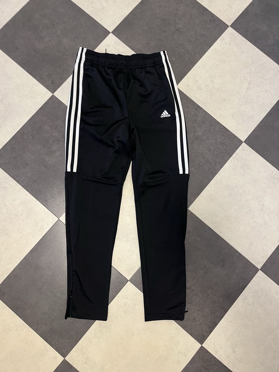 Adidas Pantaloni: Adidas Trainerhose Grösse 152cm – Usato da Luzern venduto da Boudin03