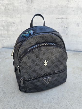 GUESS Damen Rucksack grau 4G – Seepferdchen & Schutzengel