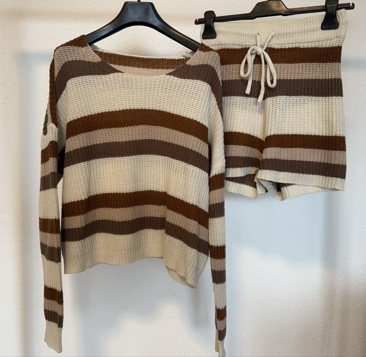 Shein Lotti di vestiti: Braunes Strick-Set gestreift, Grösse S/M – Nuovo (secondo la descrizione) da Rorschacherberg venduto da drdupor