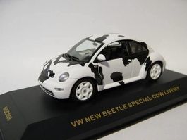 VW New Beetle 1997-2010 Kuh-Design weiss / schwarz     1:43