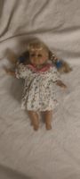 Puppe mit Zöpfli und 7-teiliger Vintage Kleider-Garderobe