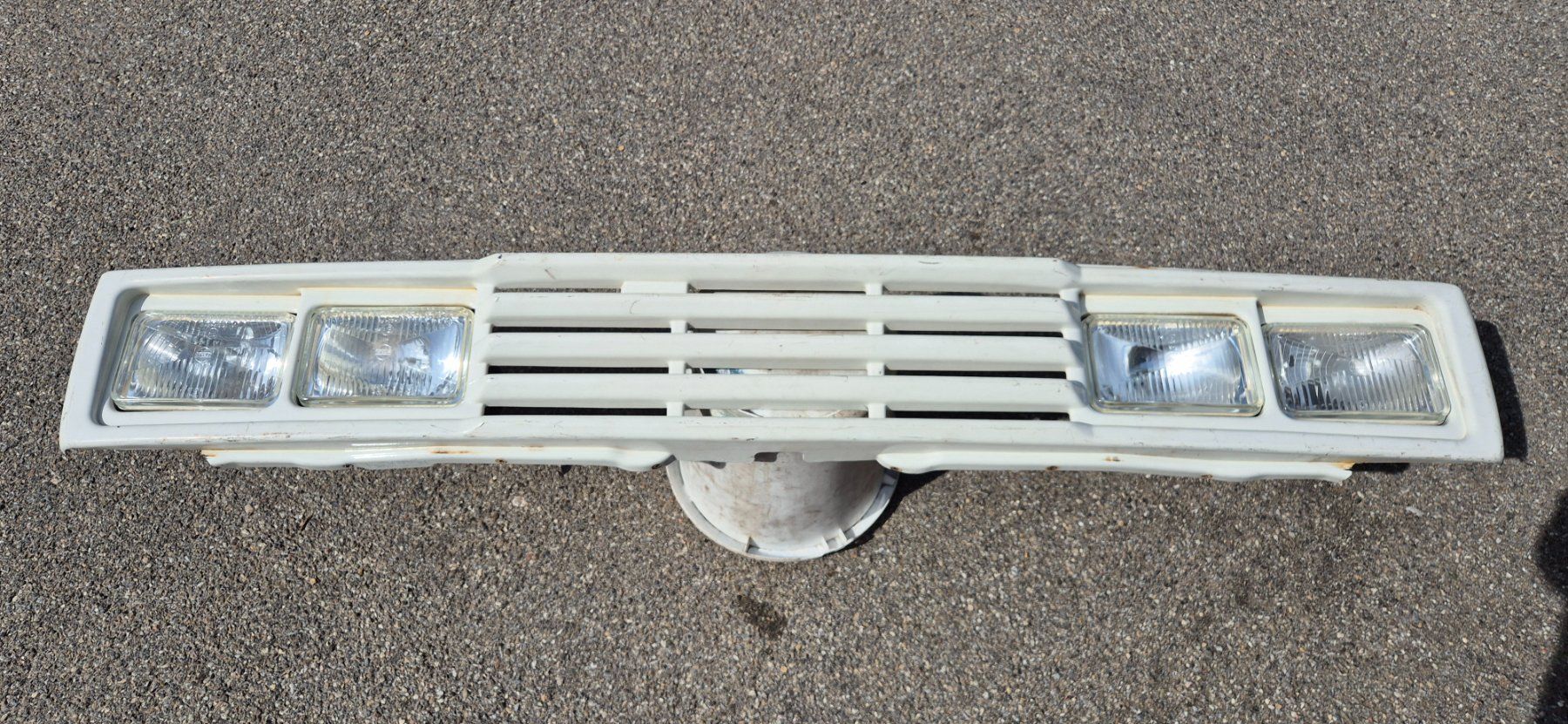 VW Tutti pezzi di ricambio auto: Golf 1 Lampengrill, Tayfun 3251 LWR – Usato da Riggisberg venduto da Mahali04