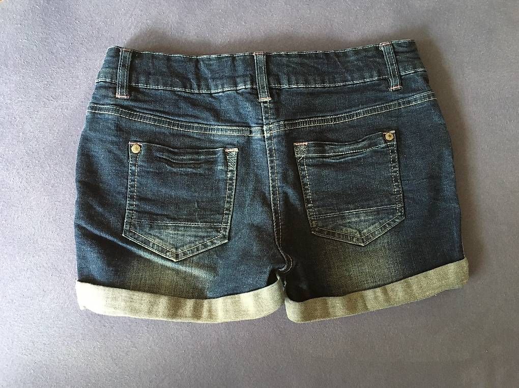 Pantalons: Jeans-Shorts Grösse 152 – D'occasion à Rothenburg par Flaeckly 1