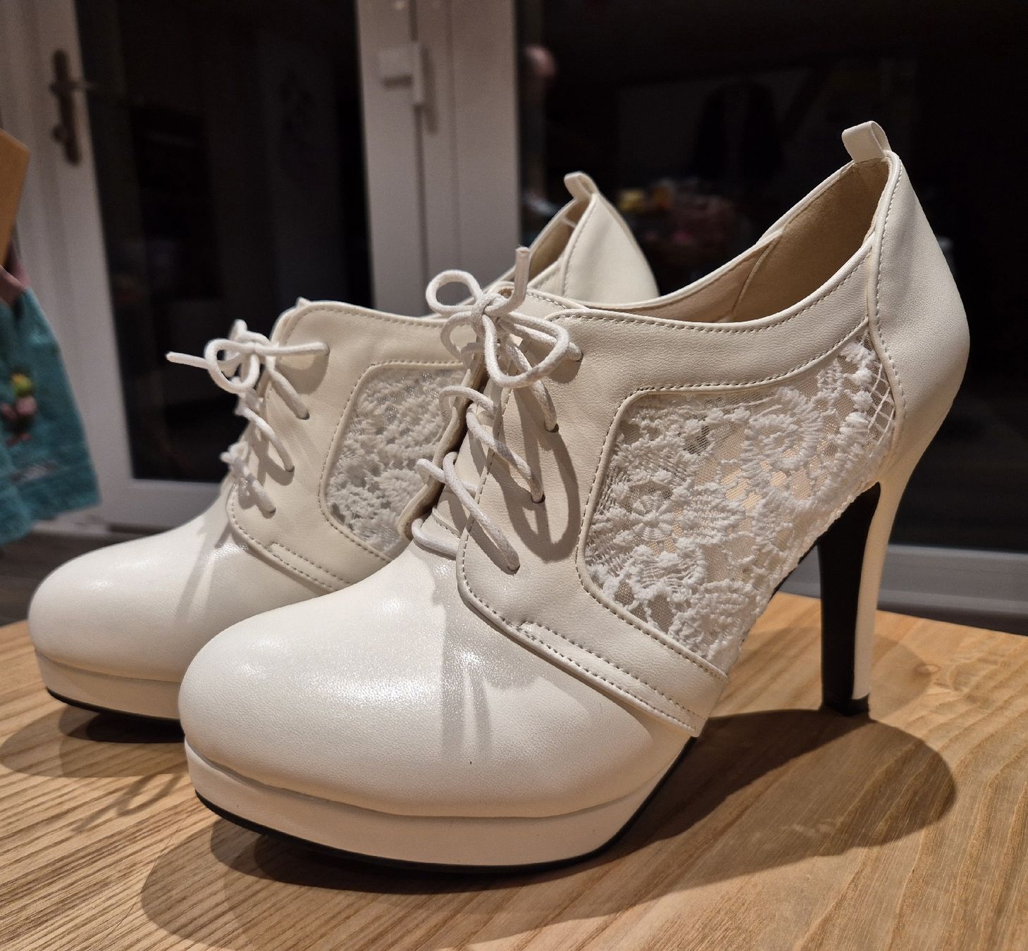 Damenschuhe: Schnürschuhe in Weiss mit Spitze – Neu (gemäss Beschreibung) aus Lanzenhäusern von Sulaika0 1