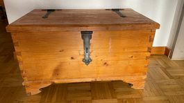 Schöne kleine Holztruhe