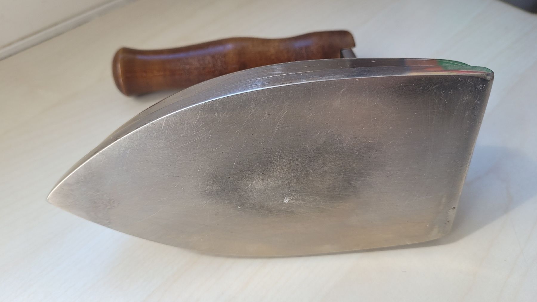 Bügeleisen: Antikes Bügeleisen "Volta" mit Holzgriff Schweiz – Gebraucht aus Zürich von luckyzhch 3