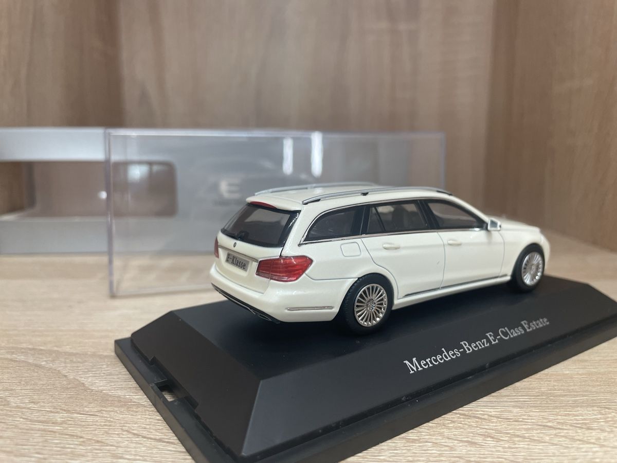 Mercedes-Benz Modellini d'auto: Mercedes-Benz E-Klasse 1/43 – Nuovo e nell'imballaggio originale da Paradiso venduto da jovica1987 2