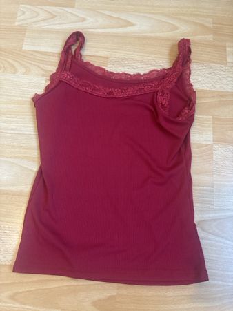 Damen Top gerippt bordeaux mit Spitzenbesatz neuwertig