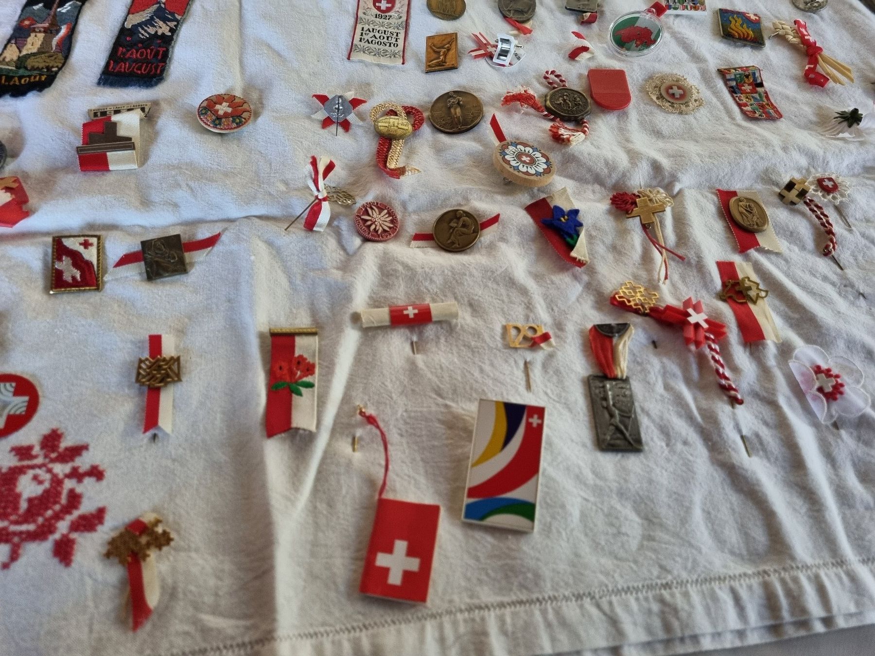 Medaglie: Grosse Sammlung 1. August Abzeichen gebraucht antik – Usato da Trachslau venduto da bastet06 8