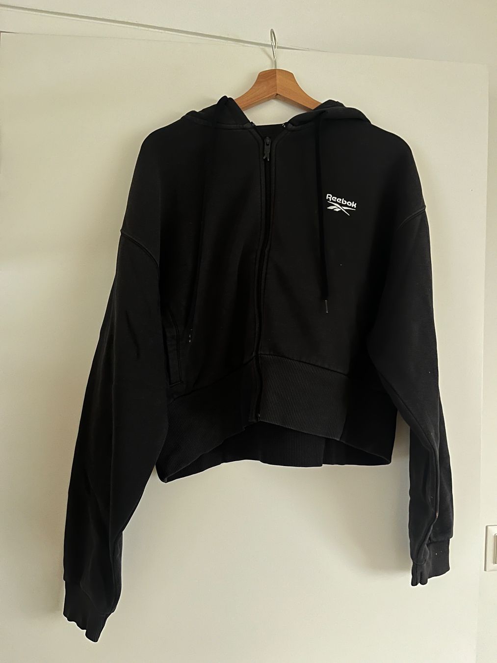 Reebok Pullover & Sweatshirts: Reebok Sweatjacke Crop – Gebraucht aus Kilchberg ZH von jeanne.00