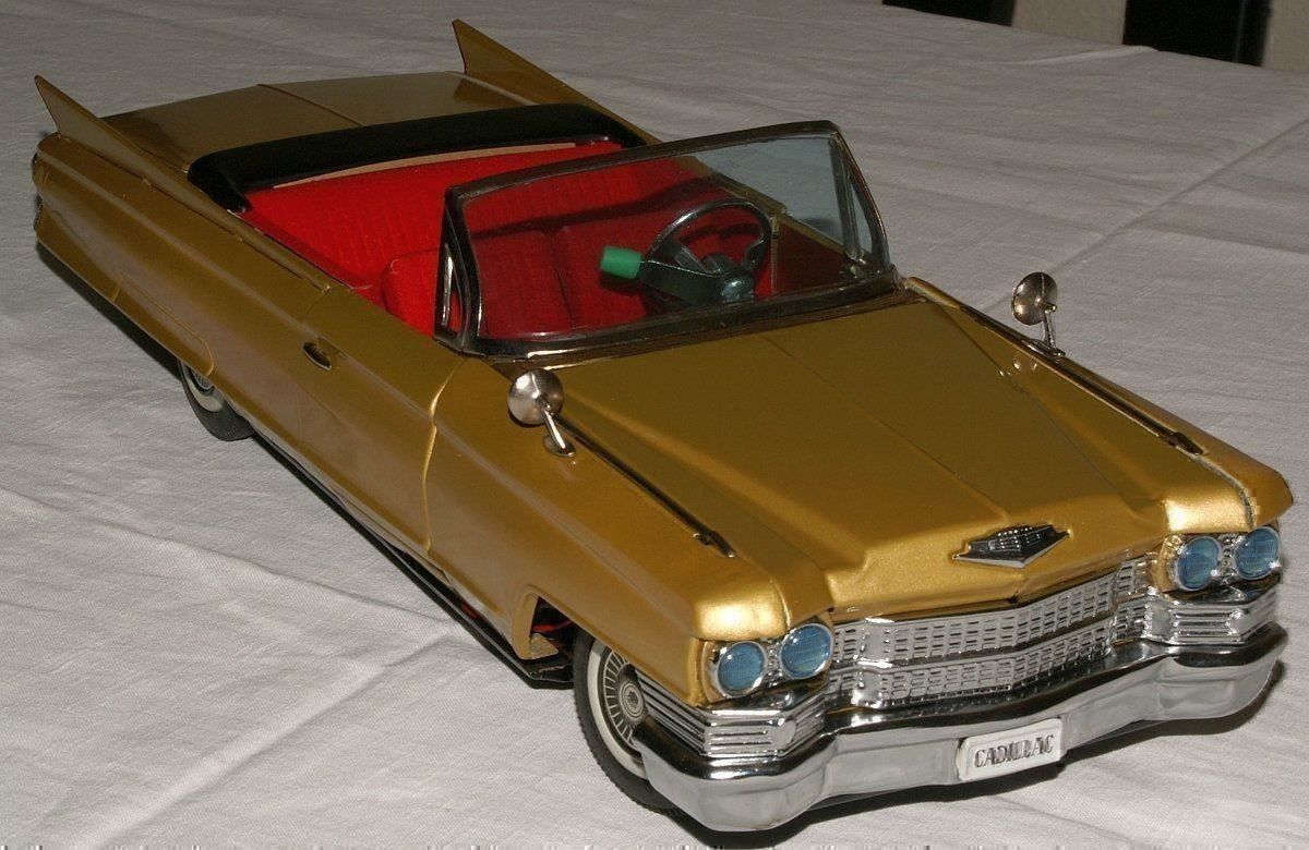 Cadillac Modellautos: Bandai Blechauto Golden Cadillac – Gebraucht aus Hinwil von liliane2011 2