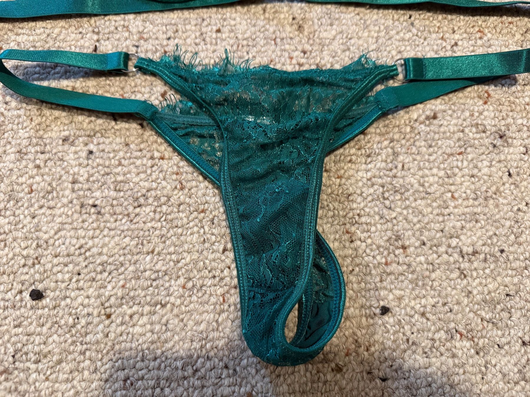 Sonstige Unterwäsche: Dessous-Set BH & String Grün Spitze Gr. ca. 75B – Gebraucht aus Hundwil von Sandysan1702 1