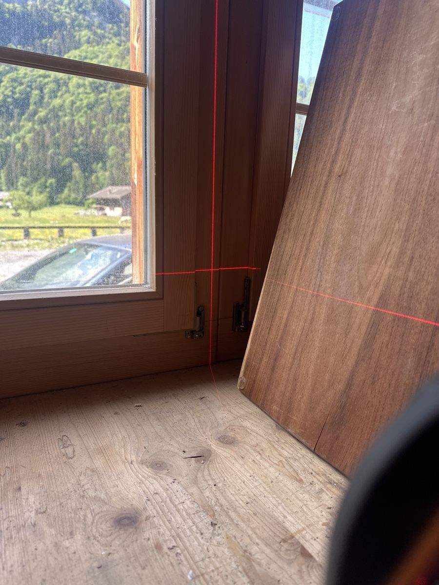 Misurare: WBH Multiliner Nivelliergerät Laser mit Stativ – Usato da Ringgenberg BE venduto da nordwind. 1