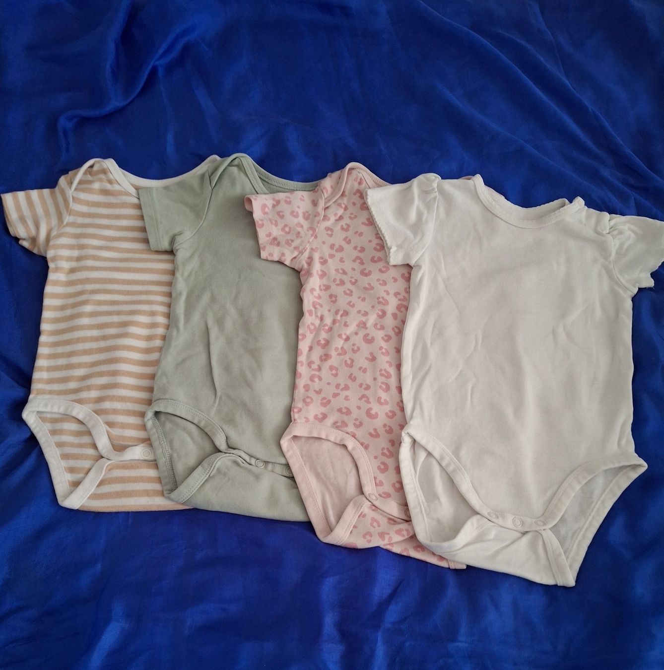 H&M Lotti & Set di vestiti: Baby Kurzarm Bodys Gr. 80 diverse Farben – Usato da Gossau ZH venduto da Superhenne