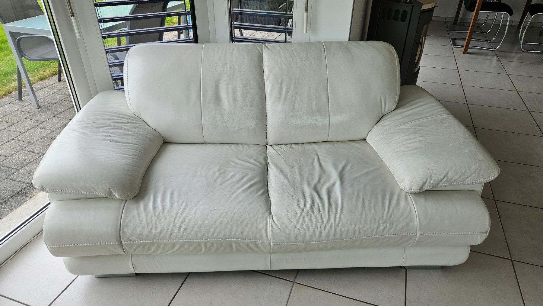Divani: Echtleder-Sofa weiss 2-Plätze – Usato da Toffen venduto da mcurs00