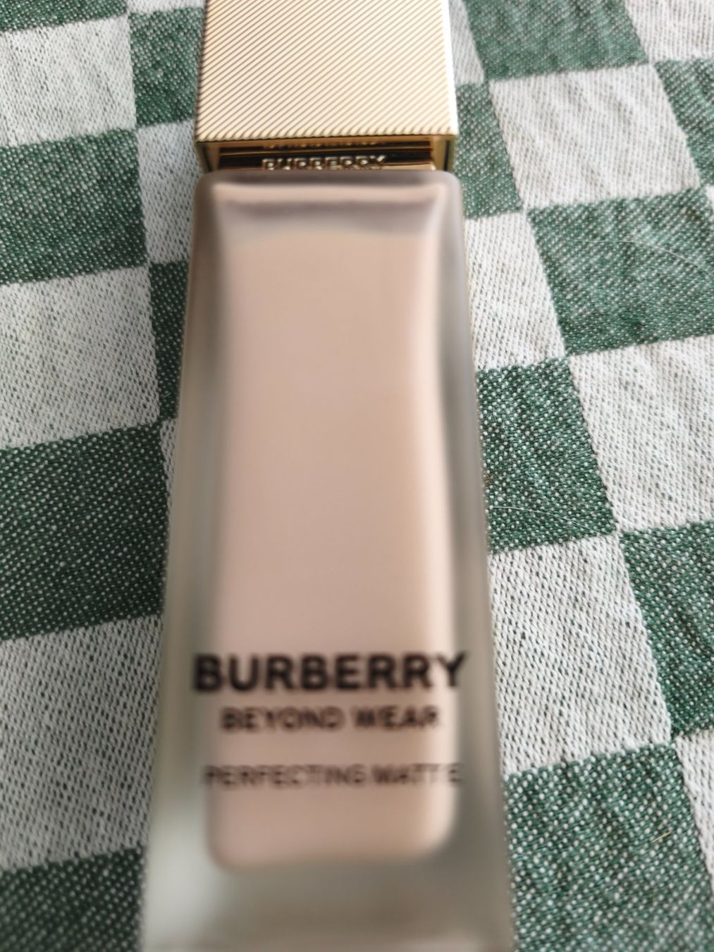 Burberry Make-up: Burberry Makeup Beyond Wear in Light Neutral – Usato da Koblenz venduto da Ivy_Belle