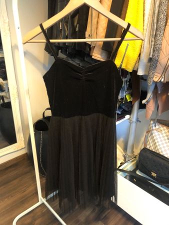 Süsses Kleid mit Samt und Tüll