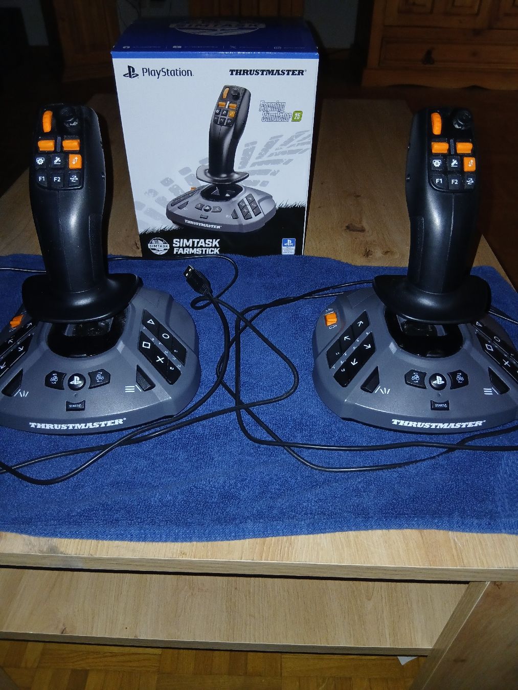 Thrustmaster Manettes: Thrustmaster Simtask Farmstick Joysticks für Playstation 4/5 – Neuf (Voir description) à Herznach par rob_8gbf