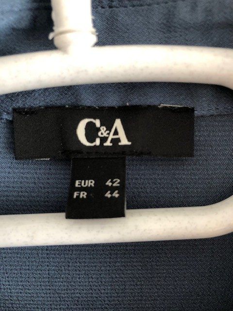 C&A Camicette: Weichfliessende Taubenblaue Bluse, C&A, 42, Viscose – Usato da Hünenberg See venduto da dustein 2