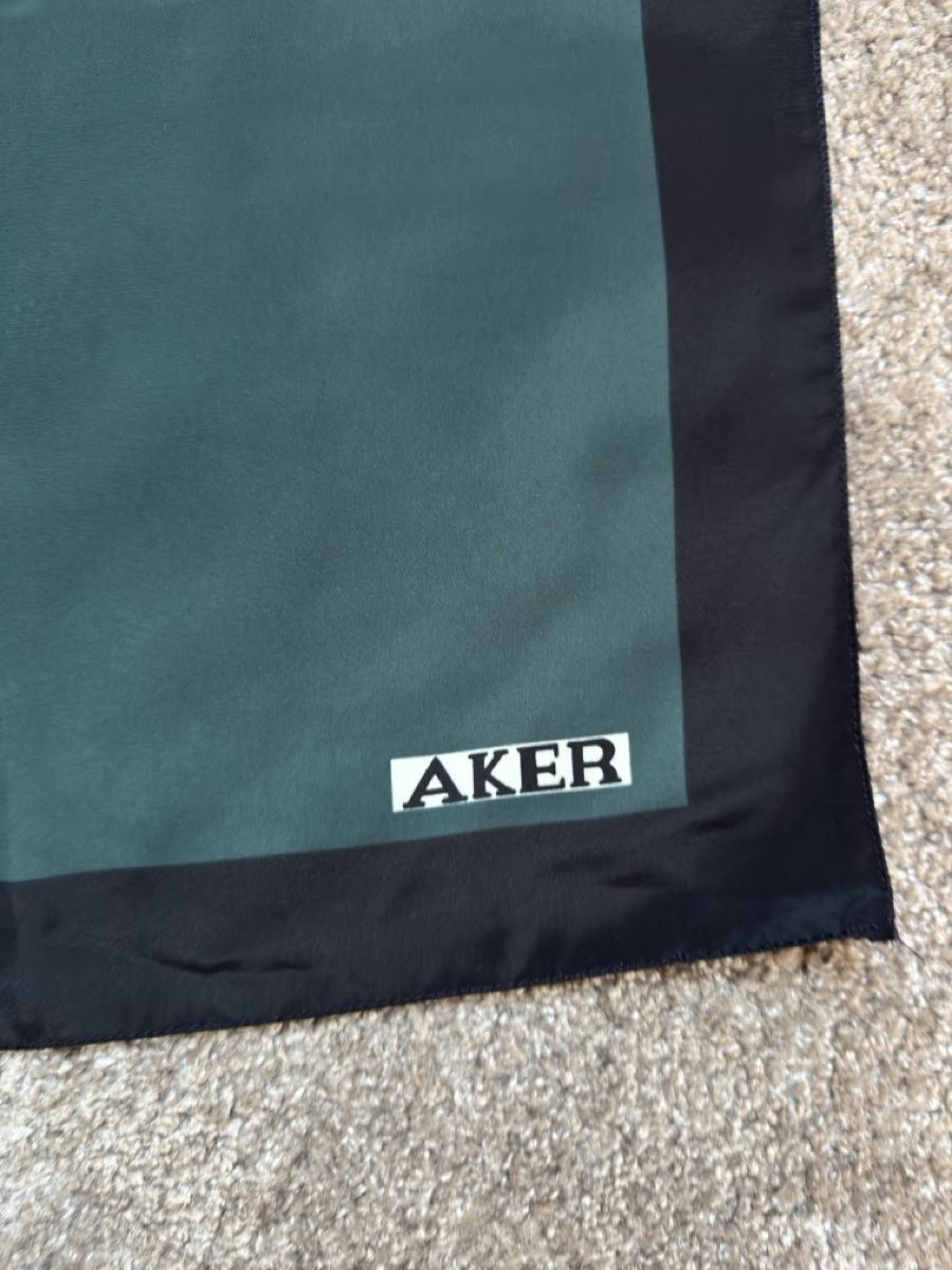 Polyester Foulard & Sciarpe: Foulard Vintage AKER 90x90 Polyester  – Usato da Vuippens venduto da Anna_as 1