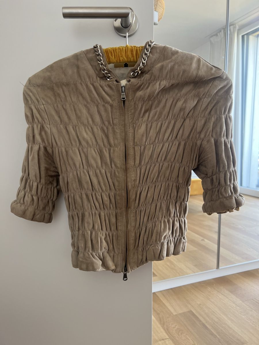 Jacken: Kurze Lederjacke mit kurzen Ärmeln. – Gebraucht aus Zürich von giulina8