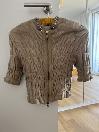 Kurze Lederjacke mit kurzen Ärmeln.
