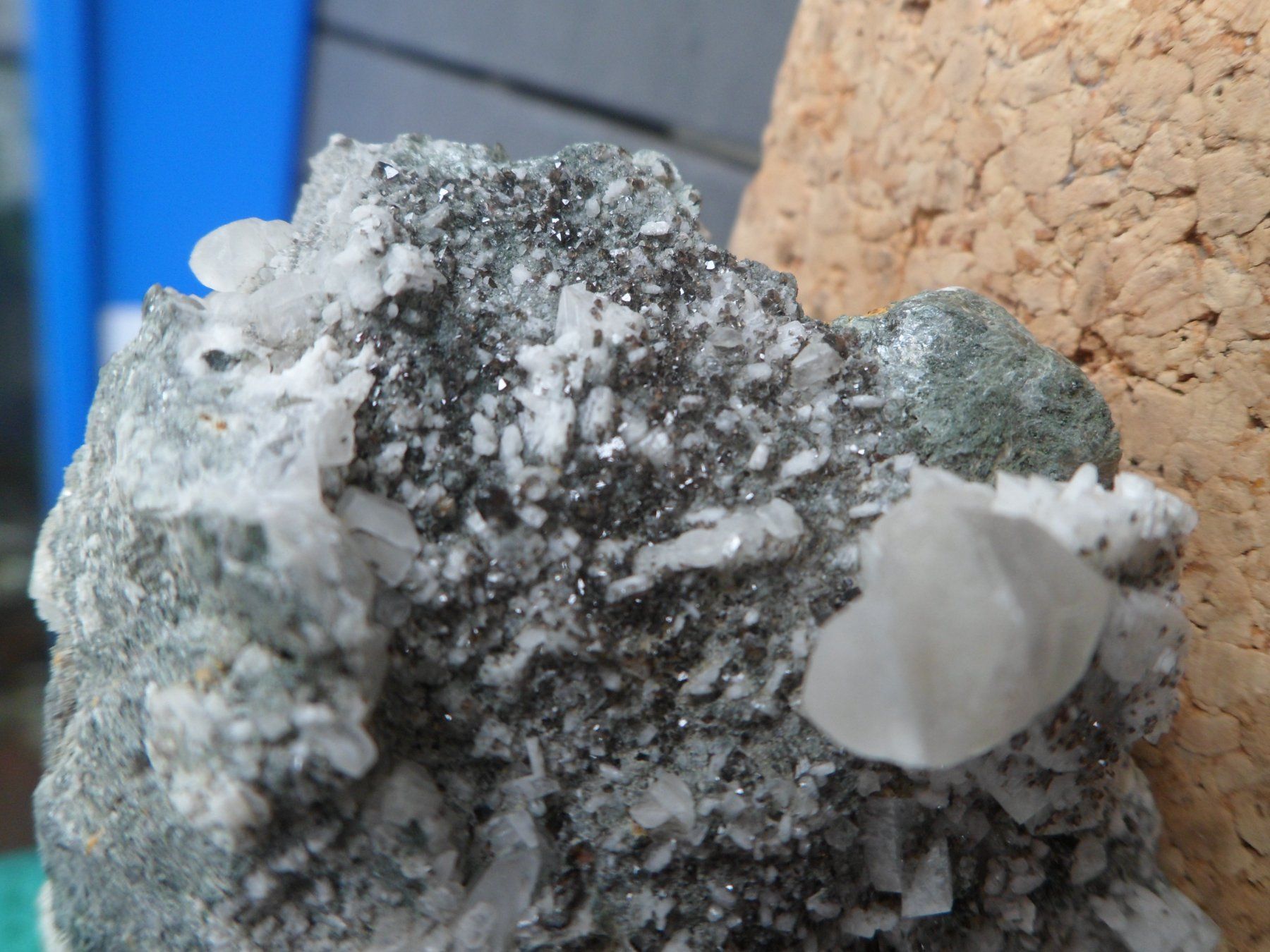 Minerali & Pietre curative: Titanit, Calcit, Adular, Pyrit. Schweiz – Usato da Affoltern am Albis venduto da Fossil60 2