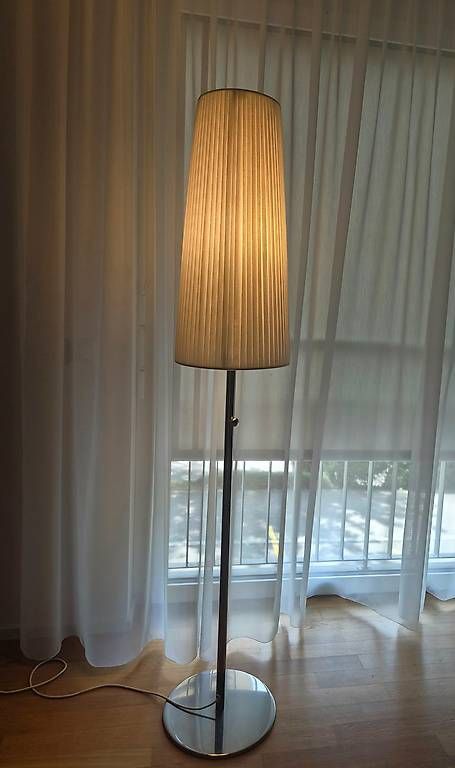 Lampade: IKEA Stehleuchte  silber mit cremefarbenem Stoffschirm – Usato da Sarnen venduto da AndreaE.