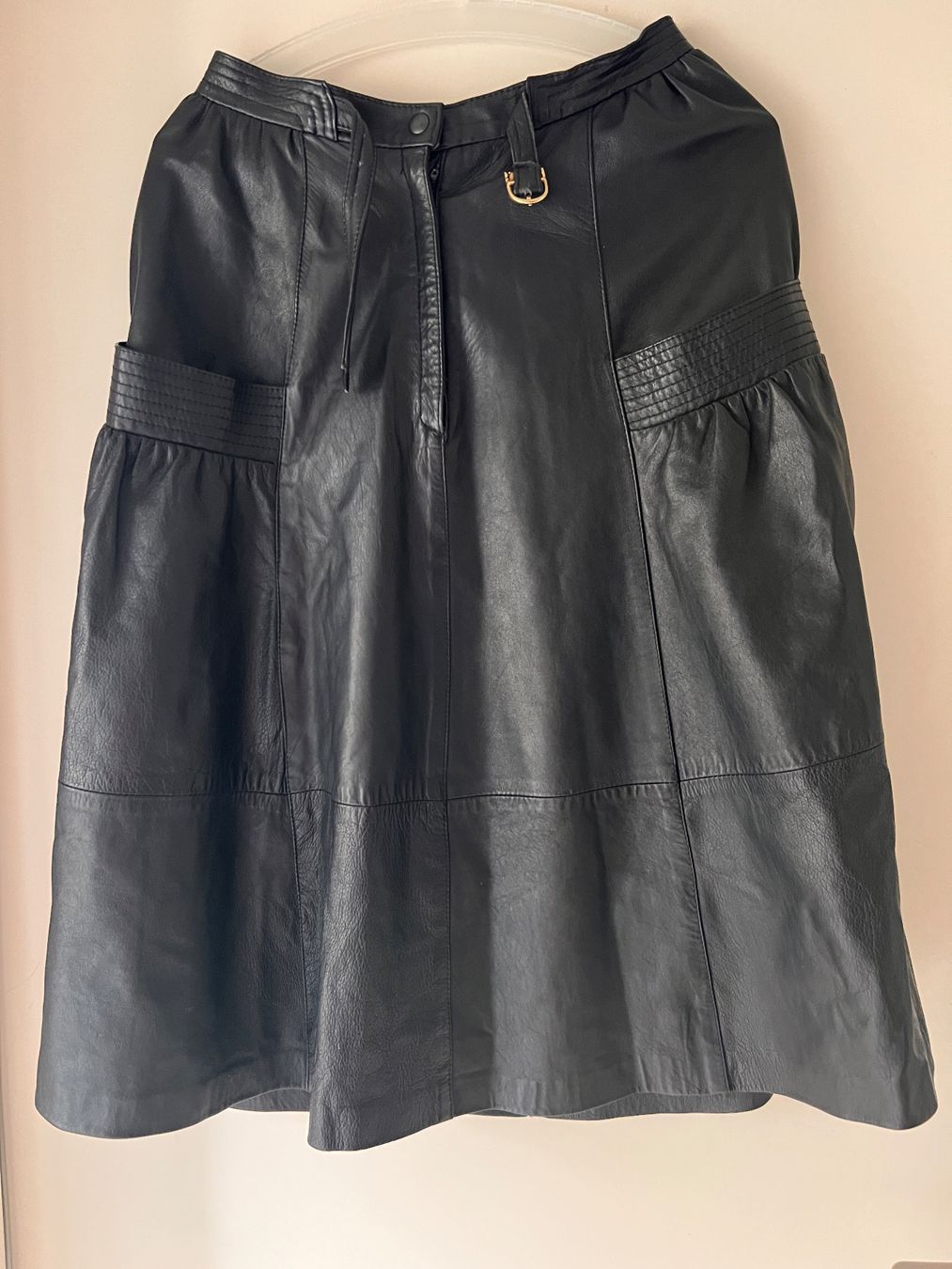 Gonne: Vintage Lederrock Schwarz mit Gürtel – Usato da Zürich venduto da agotka 2