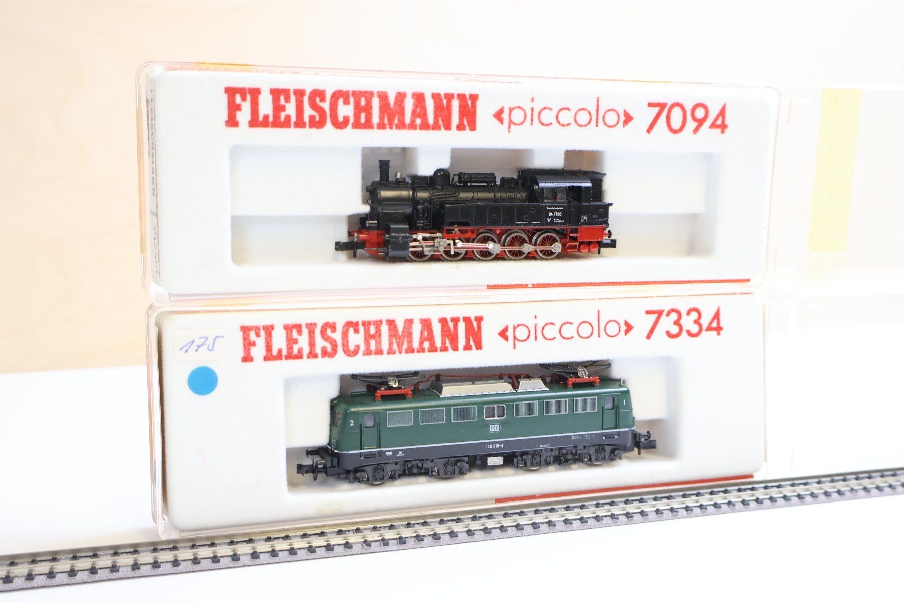 Fleischmann Modellini di ferrovie: Fleischmann Doppelpack Dampflok 7094 & grosse E-Lok 7334 - N – Usato da Winterthur venduto da Monstera 7