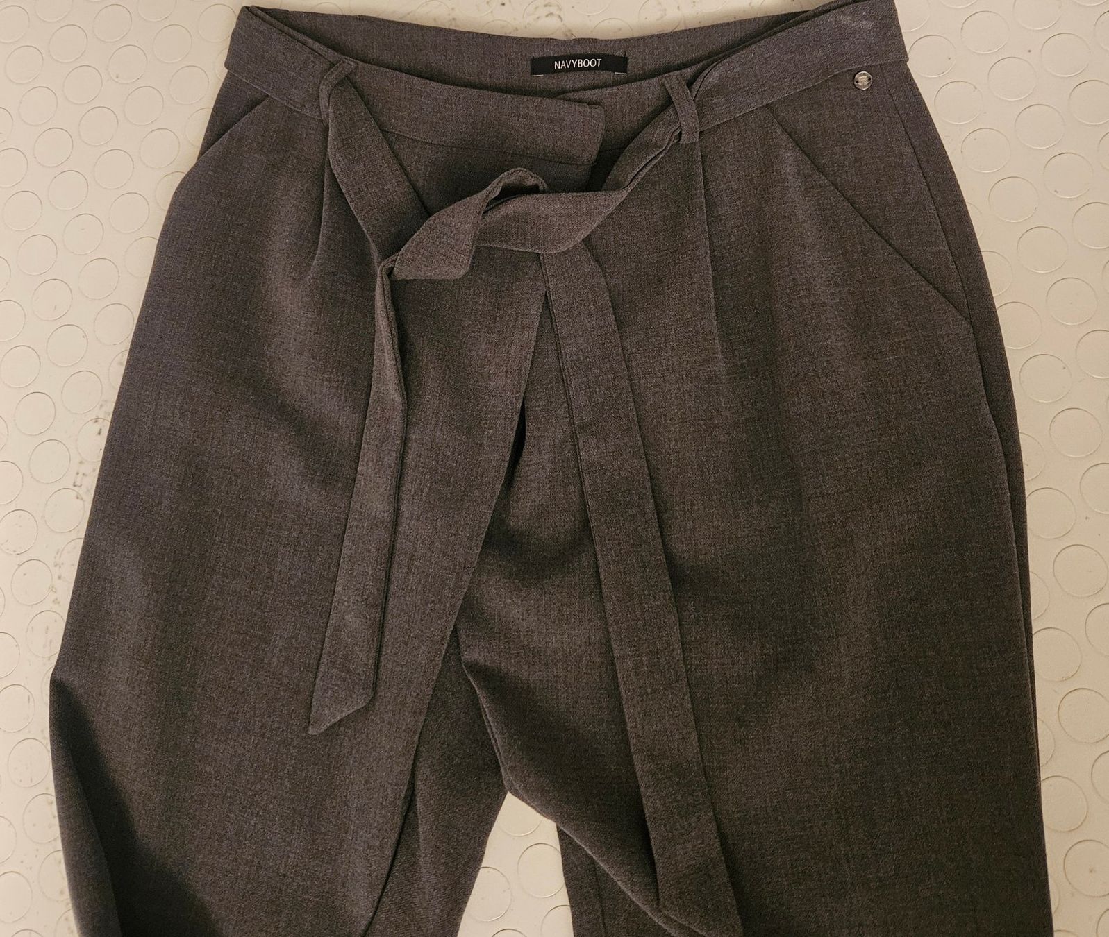 Pantaloni: Navyboot Stoffhose in Grau mit Bindegürtel – Usato da Steffisburg venduto da dcae55 1