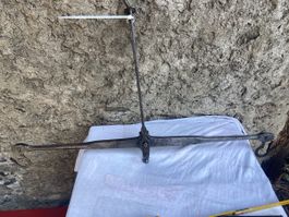 Alte Balkenwaage mit Haken und Marken, guter Zustand