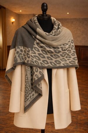 Sciarpa a fantasia animalier in tonalità grigio e crema, mor