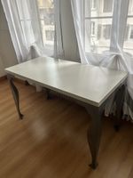 Schreibtisch weiss mit schwarzem Bürostuhl gebrauchter Zusta