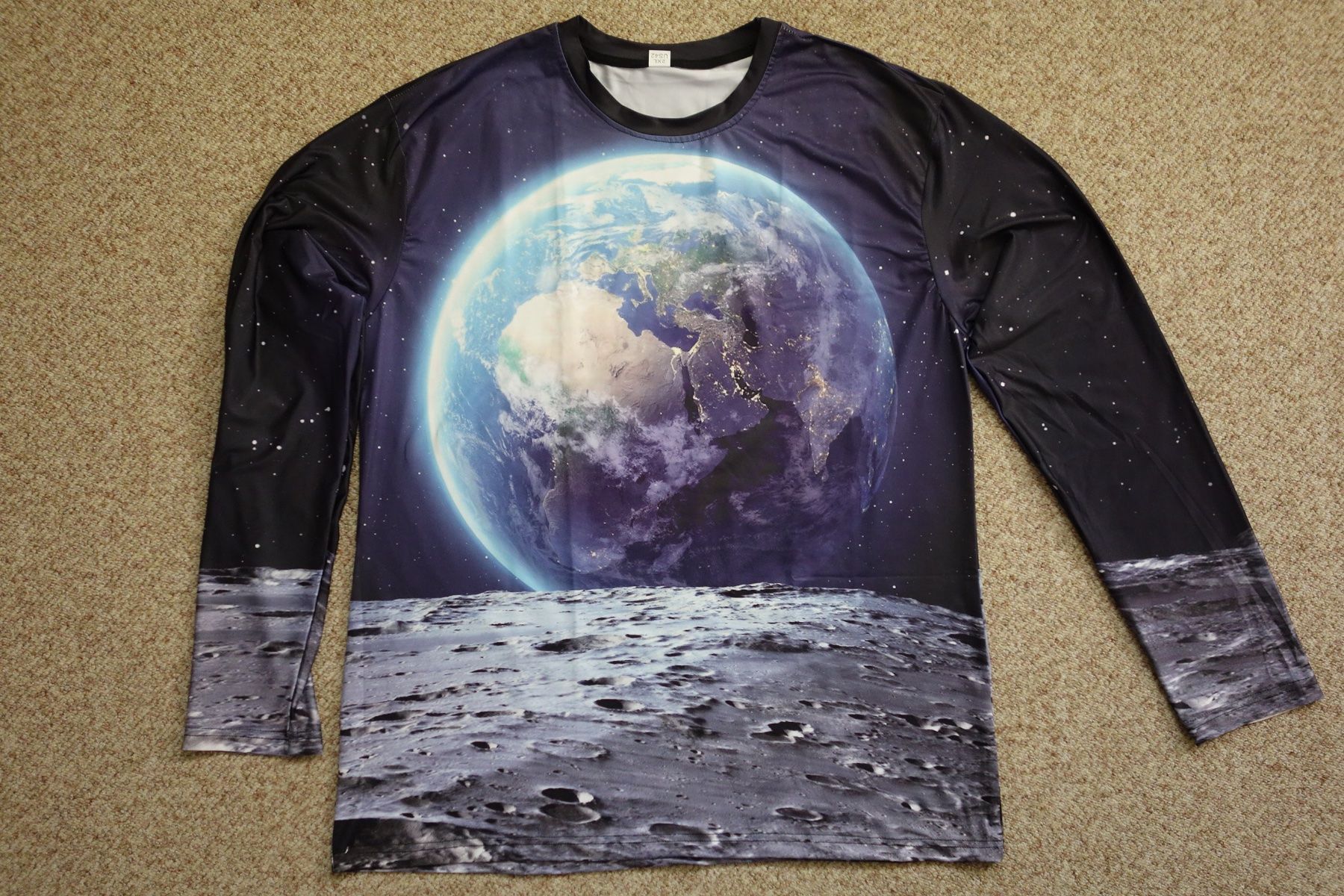 T-shirt: Langarm-Shirt Full-Print Planet – Nuovo (secondo la descrizione) da Thun venduto da Bluecat238 1