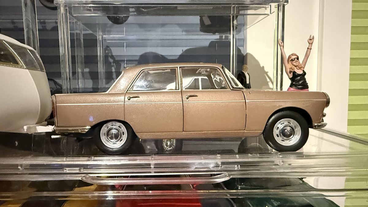 Peugeot Modellini d'auto:  Wohnwagen weiss mit Peugeot 404  1:18 – Nuovo (secondo la descrizione) da Basel venduto da GlaihuenigeCars2025 2