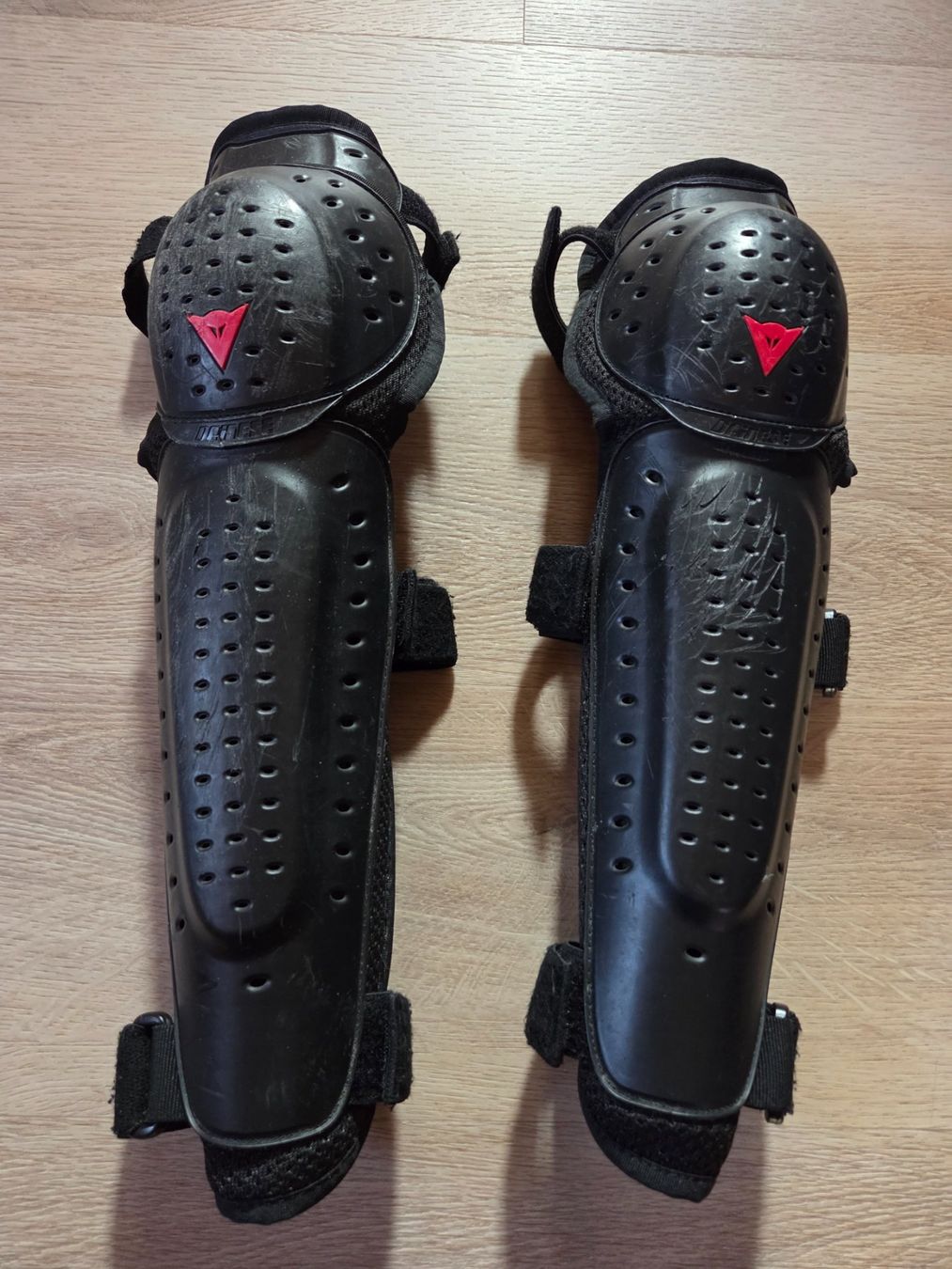 Dainese Protezioni & Imbottiture: Dainese Knieschutz - MIT KRATZERN! – Usato da Kerzers venduto da andy1050