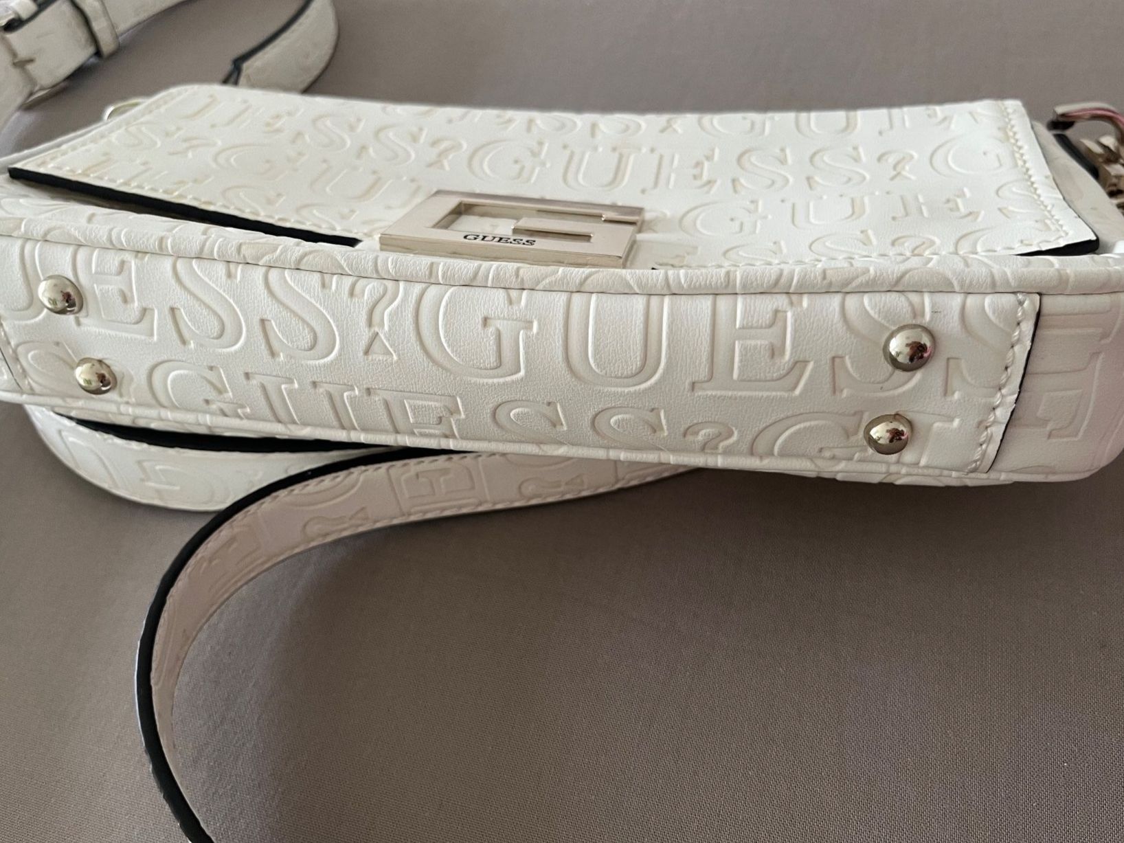 Guess Taschen für Damen: Guess Umhängetasche Brightside, weiss – Neu (gemäss Beschreibung) aus Kloten von SANTALA23 9