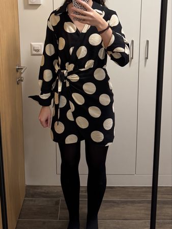 Robe à pois noire et beige - Chic et tendance pour l'hiver