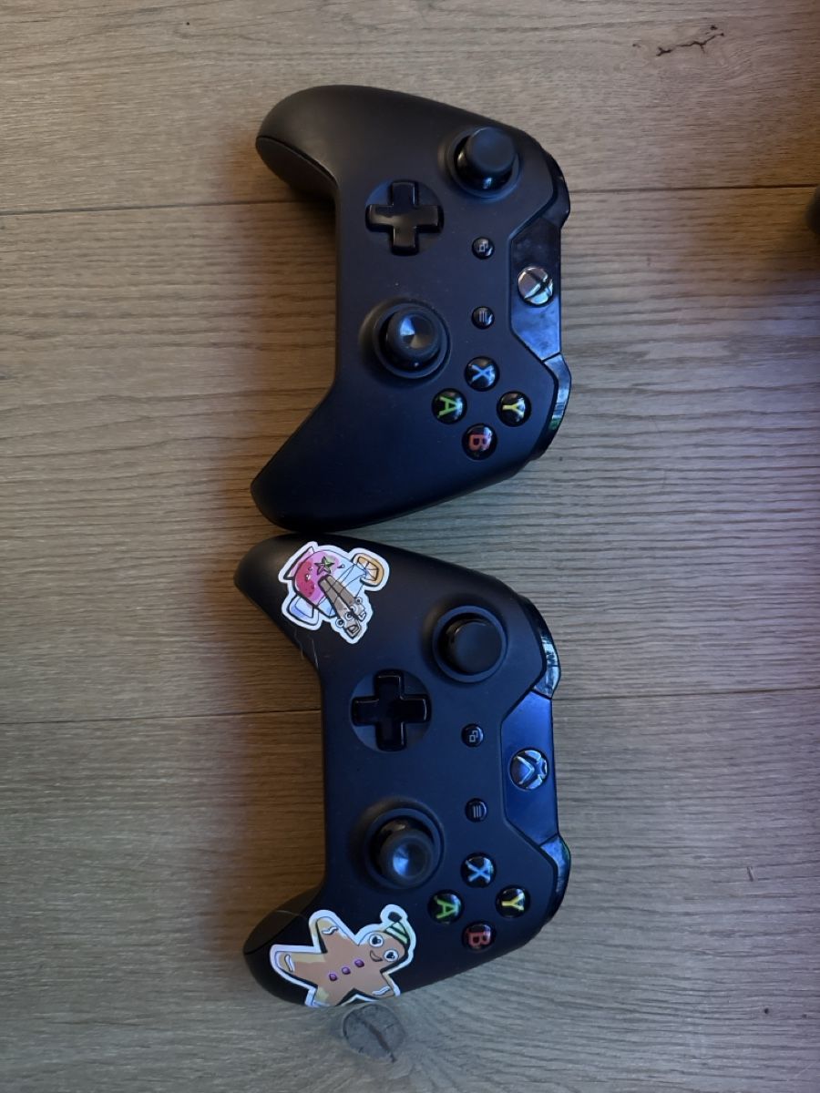 Microsoft Console: Xbox One Bundle with Games and Two Controllers! – Usato da Unterägeri venduto da Tommtes 2