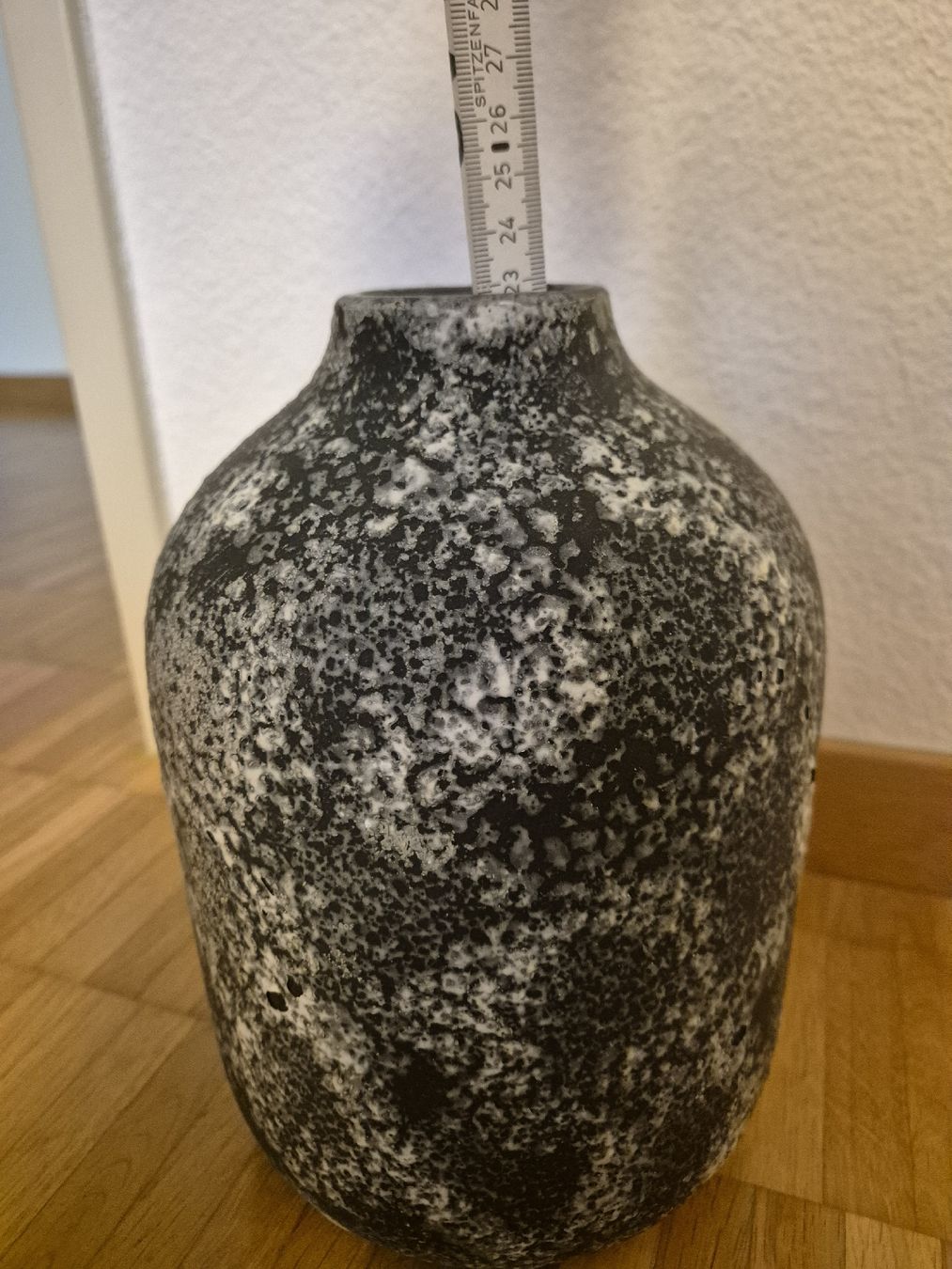 Vasen & Gefässe: Vase schwarz-weiss gemustert Keramik H25cm guter Zustand – Neu (gemäss Beschreibung) aus Altdorf UR von S.f.1 1