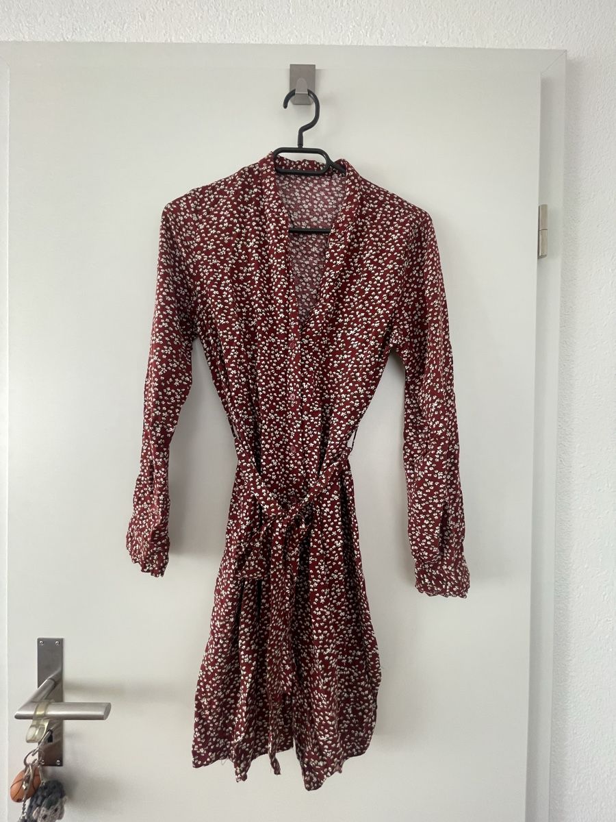 Robes: Rotes Kleid mit Blumenmuster – D'occasion à Neuenegg par aba_g85b