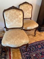 Zwei antike Stühle im Louis-XV-Stil