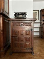 Holzschrank mit Schublade und Schnitzereien, rustikal