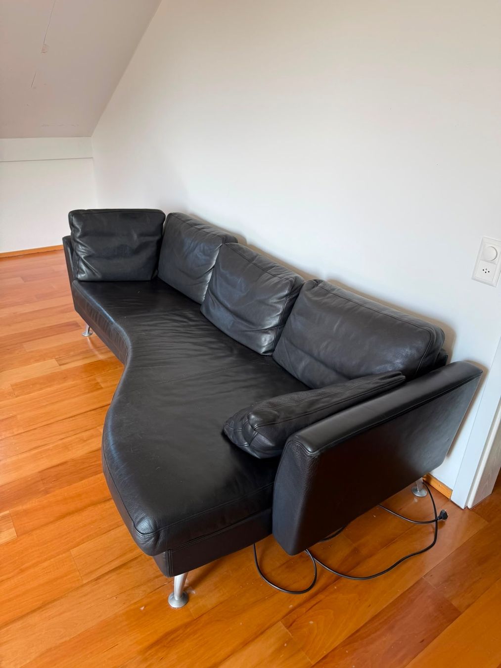 Sofas: Ledersofa geschwungen schwarz – Gebraucht aus Schindellegi von _Chiara_97 1
