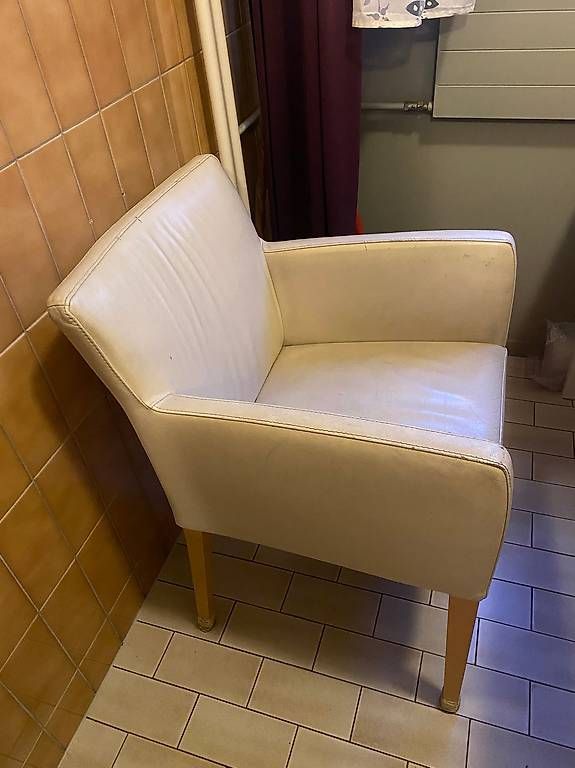 Tischset: Table en bois et chaise en cuir blanc – Gebraucht aus Genève von Circe 4