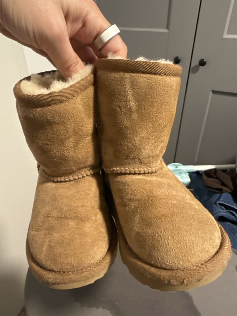 Ugg Scarpe per ragazzi: Ugg – Nuovo (secondo la descrizione) da Chavannes-des-Bois venduto da por_bq5v 2