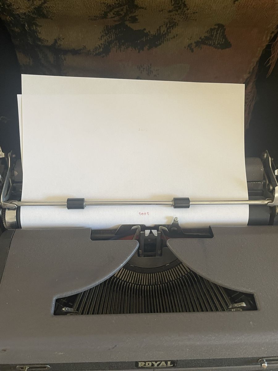 Macchine da scrivere: Schreibmaschine Royal mit Koffer – Difettoso da Känerkinden venduto da Naebedra 2